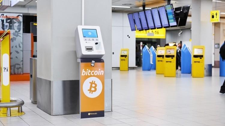 Una máquina Bitcoin en un centro comercial